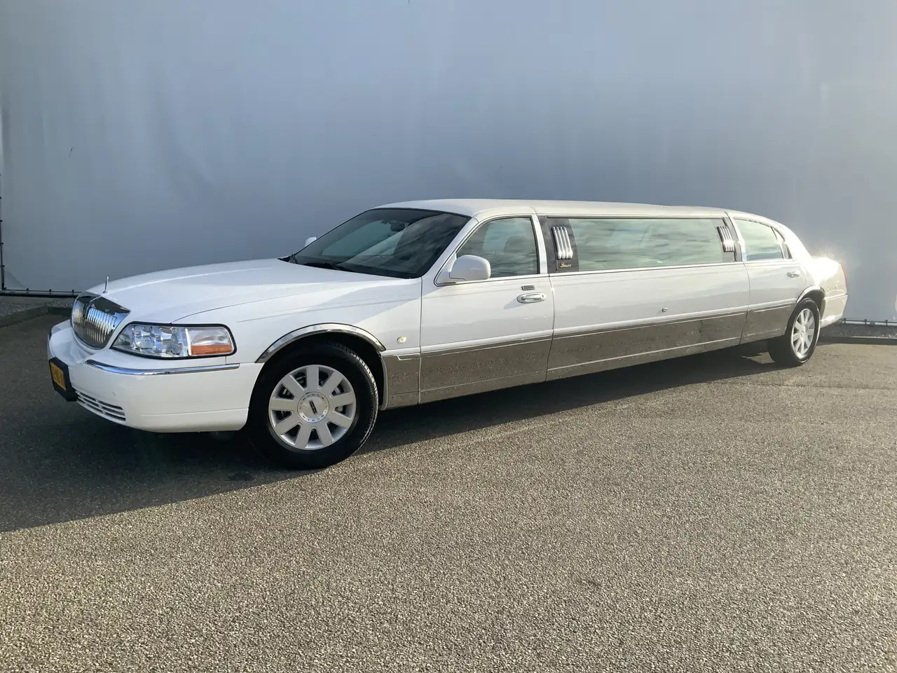 Lincoln Town Car 4.6 Signature Limousine Airco Cruise TV Bar Volle - Sedan: picture 1 Lincoln Town Car 4.6 Signature Limousine Airco Cruise TV Bar Volle - Sedan: picture 1