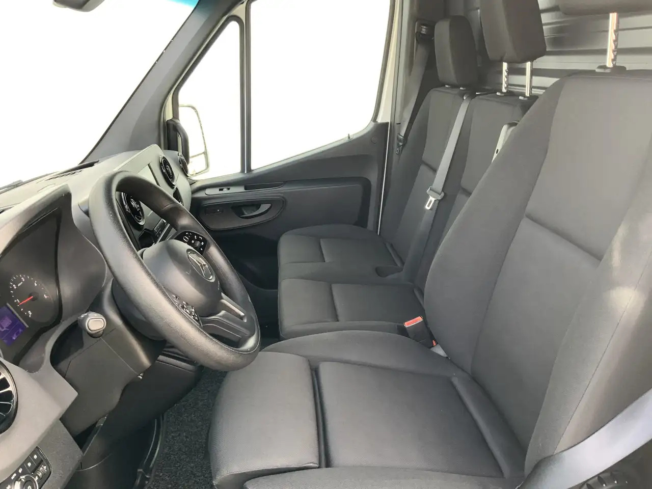 Mercedes-Benz Sprinter 317 1.9 CDI L2H2 RWD Cruise Airco 3 Zits Camera 36 - Panel van: picture 4 Mercedes-Benz Sprinter 317 1.9 CDI L2H2 RWD Cruise Airco 3 Zits Camera 36 - Panel van: picture 4