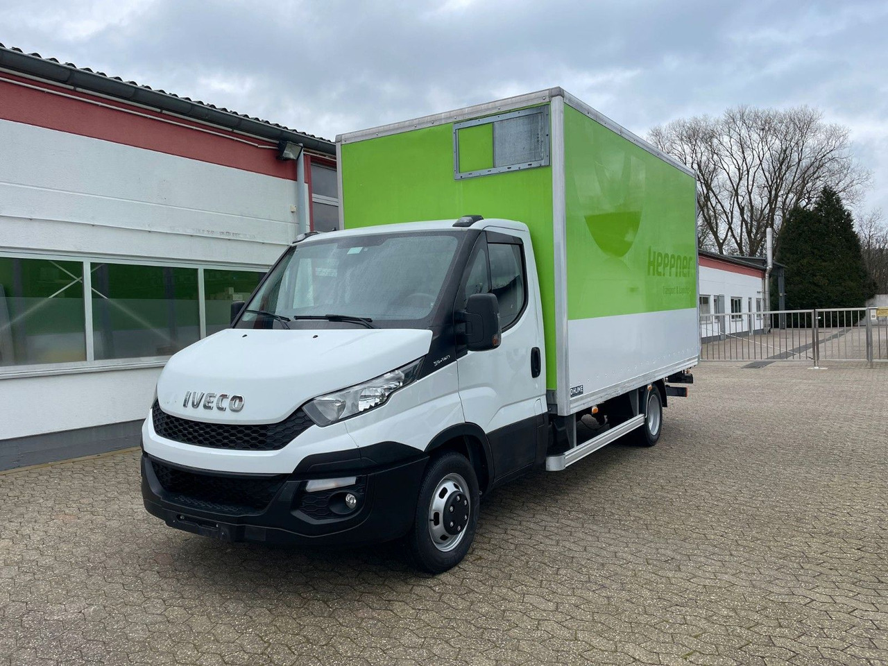 Iveco Daily 35C15 Koffer 4.2m Ladebordwand - Closed box van: picture 1 Iveco Daily 35C15 Koffer 4.2m Ladebordwand - Closed box van: picture 1