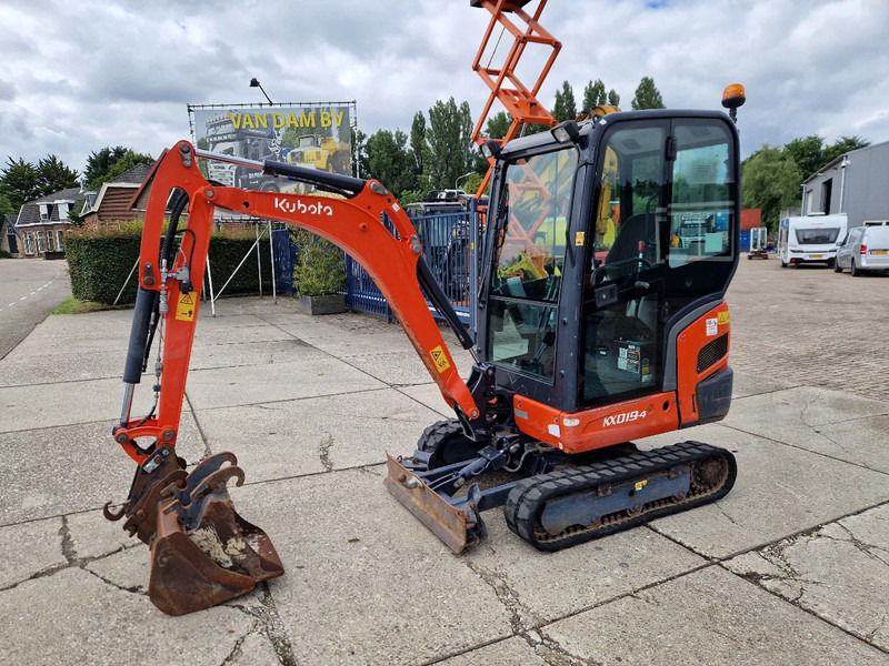 Mini excavator Kubota KX019-4 CW05 met 2 bakken: picture 1