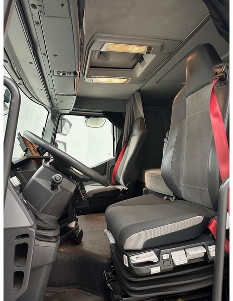 Tractor unit Renault T 460 - ADR: picture 10 Tractor unit Renault T 460 - ADR: picture 10