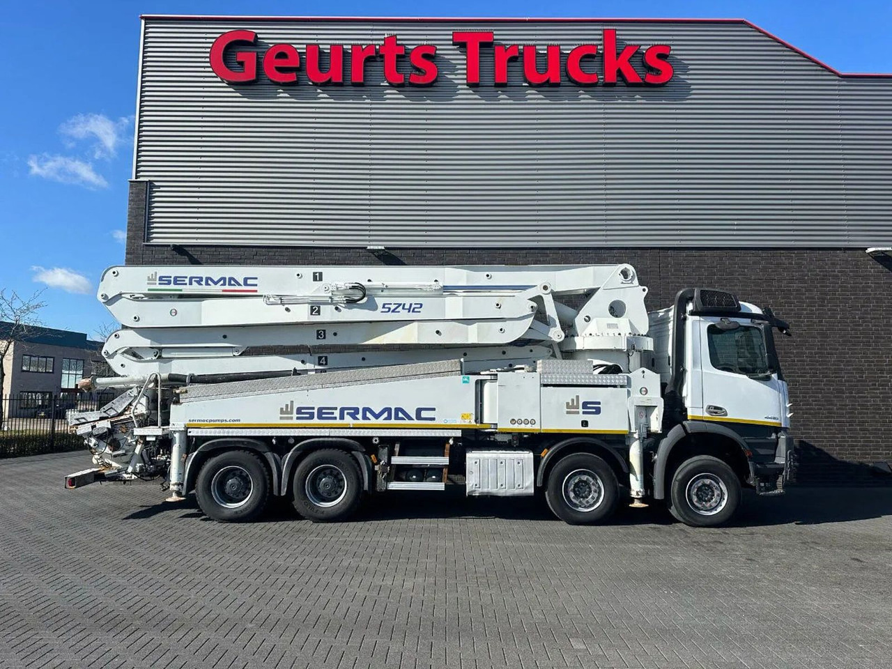 Mercedes-Benz Arocs 4451 8X4 + SERMAC 5Z42 BETONPOMP/BETONPUMP - Concrete pump truck: picture 4 Mercedes-Benz Arocs 4451 8X4 + SERMAC 5Z42 BETONPOMP/BETONPUMP - Concrete pump truck: picture 4