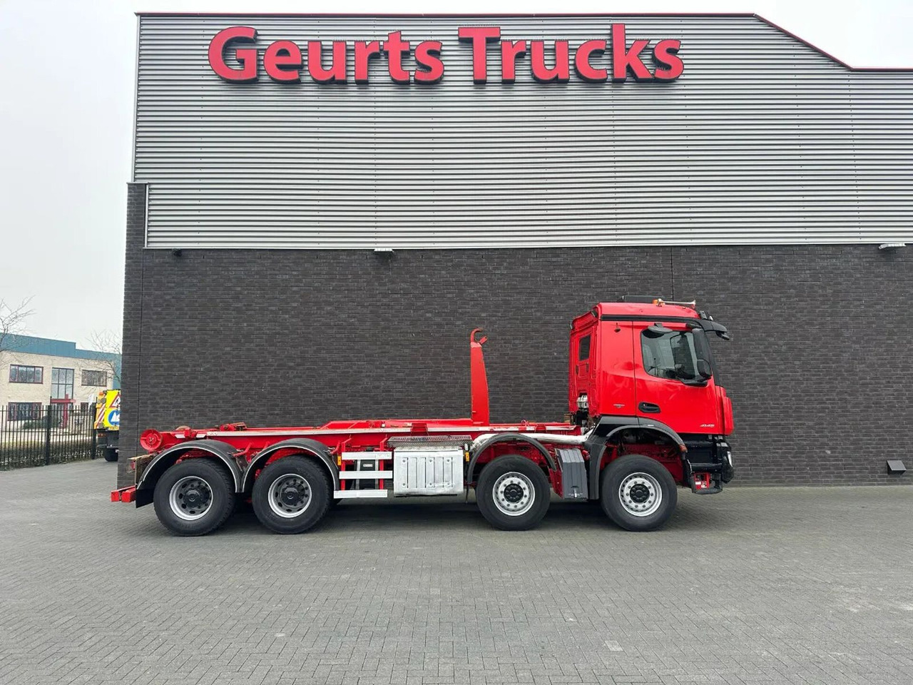 Mercedes-Benz Arocs 8X4 VDL S-30-6600 HAAKARMSYSTEEM/ABROLLKIP - Hook lift truck: picture 4 Mercedes-Benz Arocs 8X4 VDL S-30-6600 HAAKARMSYSTEEM/ABROLLKIP - Hook lift truck: picture 4