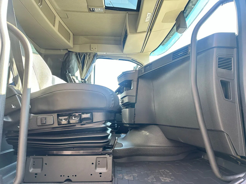 Crane truck Volvo FH 500 8X4 RF-RT40G FASSI F1450R.2.8 + JIB L826 KRAAN/KRAN/CRANE/GRUA: picture 18 Crane truck Volvo FH 500 8X4 RF-RT40G FASSI F1450R.2.8 + JIB L826 KRAAN/KRAN/CRANE/GRUA: picture 18