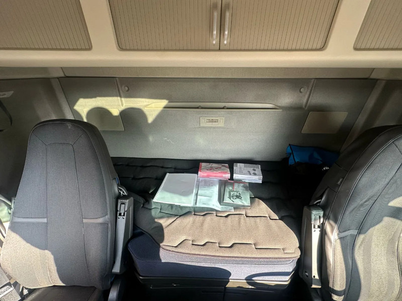 Crane truck Volvo FH 500 8X4 RF-RT40G FASSI F1450R.2.8 + JIB L826 KRAAN/KRAN/CRANE/GRUA: picture 19 Crane truck Volvo FH 500 8X4 RF-RT40G FASSI F1450R.2.8 + JIB L826 KRAAN/KRAN/CRANE/GRUA: picture 19