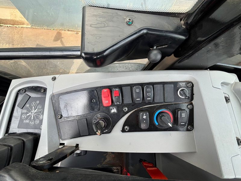 Wheel loader Caterpillar 908M: picture 13