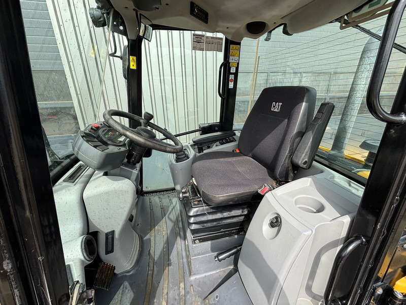 Wheel loader Caterpillar 908M: picture 11