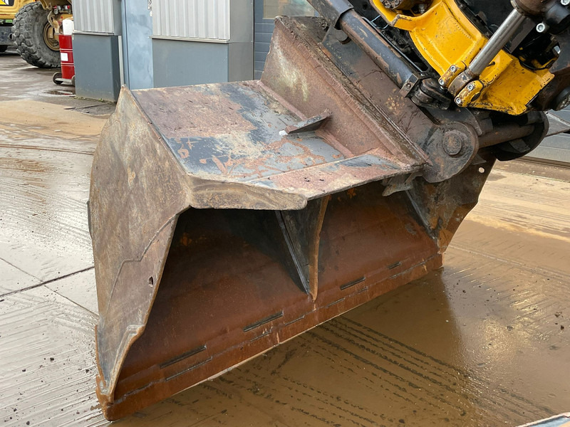 Crawler excavator Komatsu PC240LC-10: picture 13