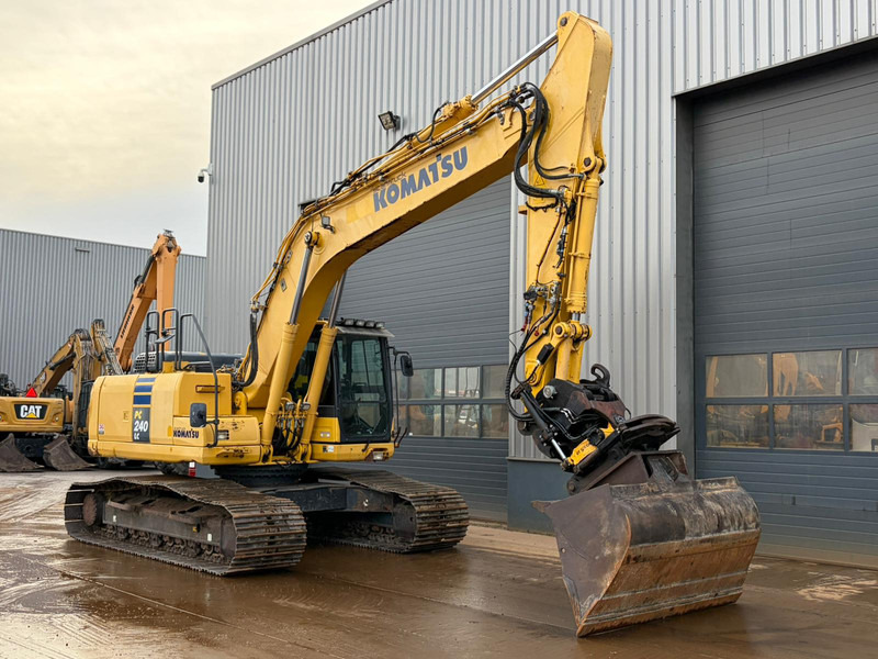 Crawler excavator Komatsu PC240LC-10: picture 10