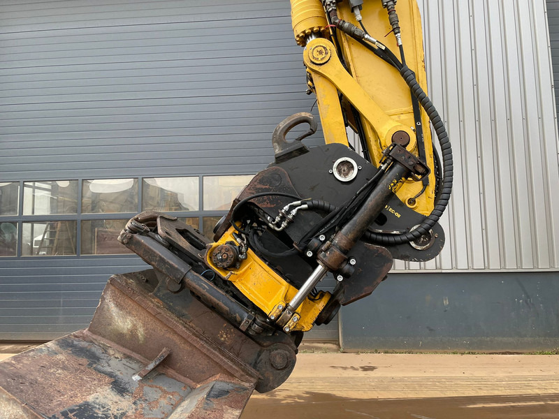 Crawler excavator Komatsu PC240LC-10: picture 18