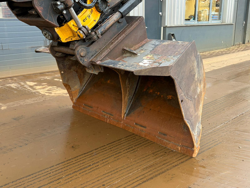 Crawler excavator Komatsu PC240LC-10: picture 14