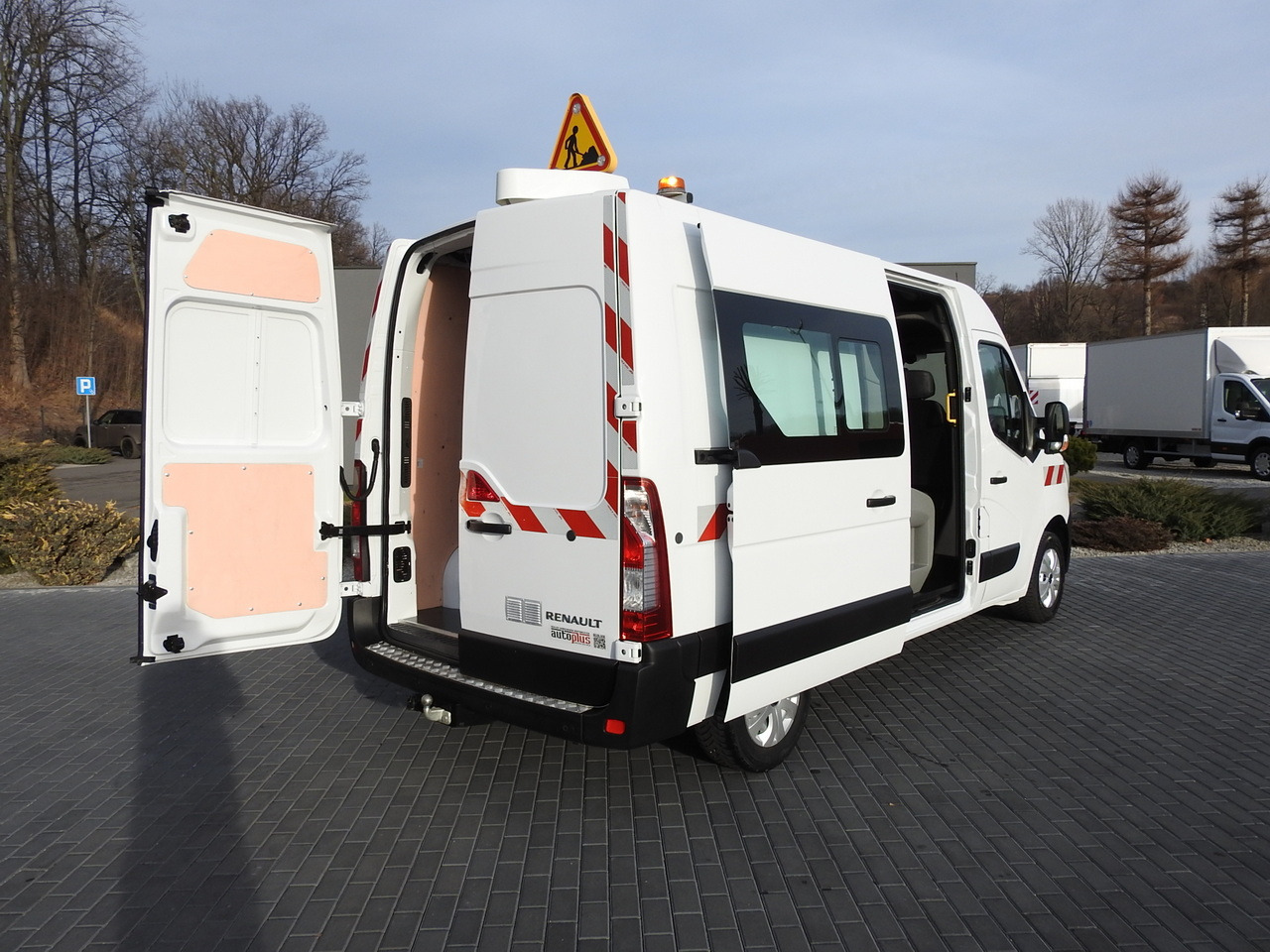 RENAULT MASTER BOX DELIVERY VAN 7 SEATS CRUISE CONTROL AIR CONDITIONING LED LIGHTS 135HP - Commercial vehicle: picture 3 RENAULT MASTER BOX DELIVERY VAN 7 SEATS CRUISE CONTROL AIR CONDITIONING LED LIGHTS 135HP - Commercial vehicle: picture 3