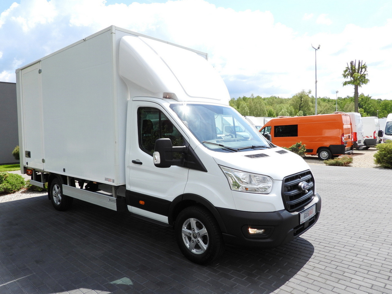 FORD TRANSIT  BOX LIFT 8 PALLETS CRUISE CONTROL LED LIGHTS AIR CONDITIONING  130HP - Closed box van: picture 4 FORD TRANSIT  BOX LIFT 8 PALLETS CRUISE CONTROL LED LIGHTS AIR CONDITIONING  130HP - Closed box van: picture 4