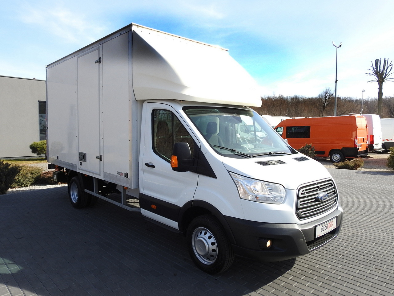 FORD TRANSIT BOX LIFT 8 PALLETS CRUISE CONTROL LED LIGHTS TWIN WHEELS AIR CONDITIONING 170HP - Closed box van: picture 4 FORD TRANSIT BOX LIFT 8 PALLETS CRUISE CONTROL LED LIGHTS TWIN WHEELS AIR CONDITIONING 170HP - Closed box van: picture 4