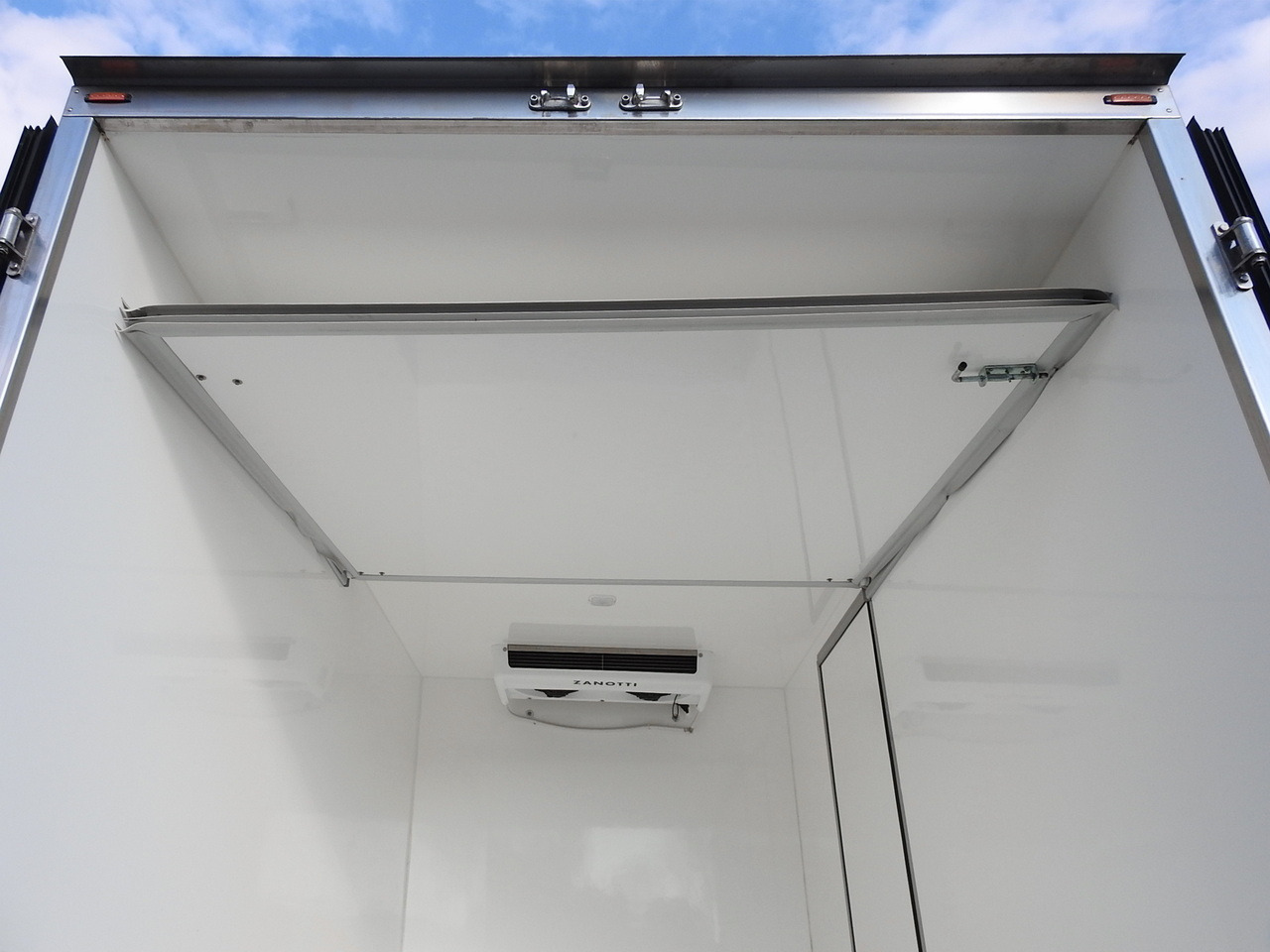 Refrigerated delivery van FORD TRANSIT REGRIGERATOR BOX -10*C POWER SUPPLY 230V CRUISE CONTROL AIR CONDITIONING LED LIGHTS PNEUMATICS TWIN WHEELS  130HP: picture 22