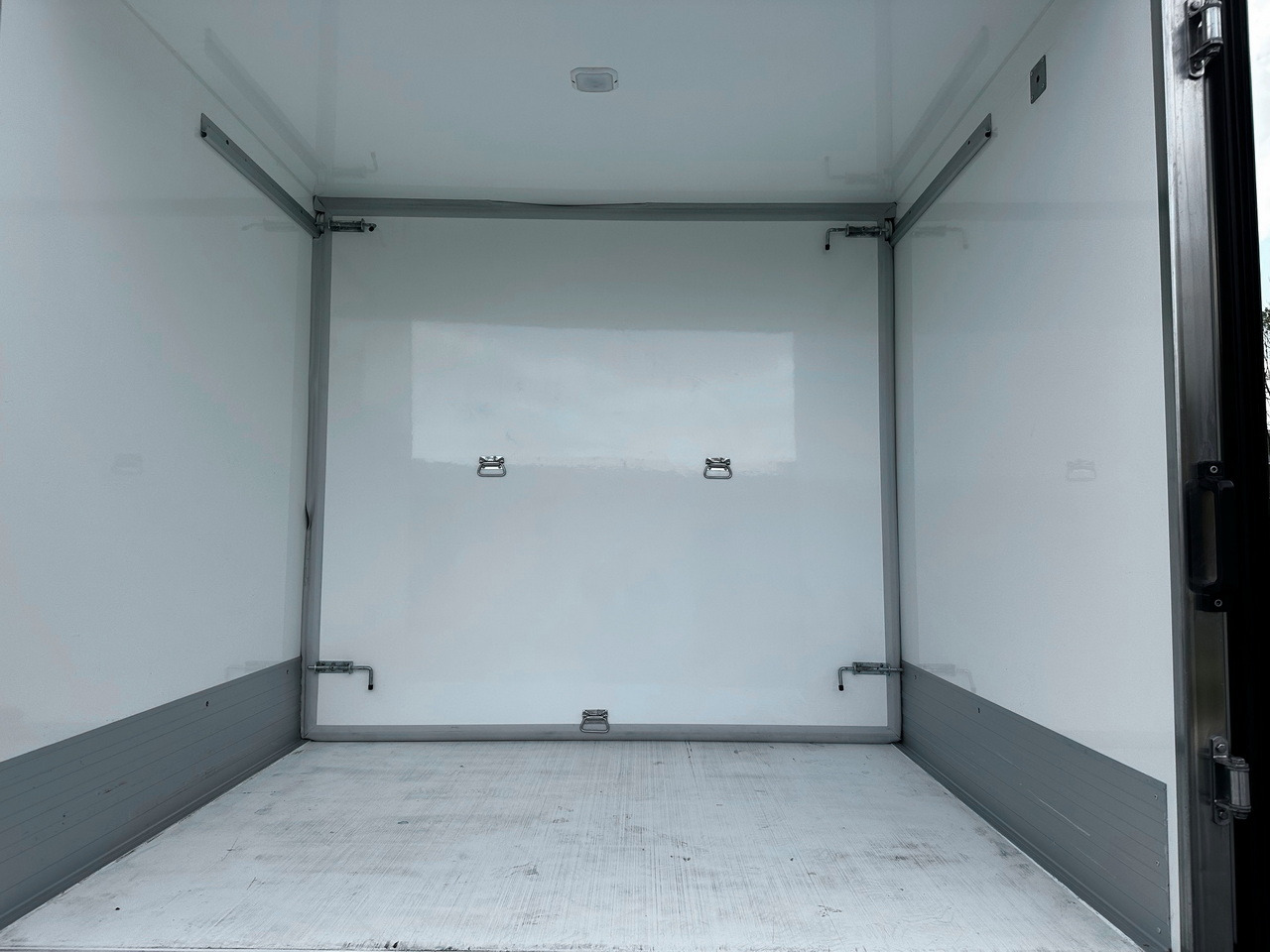 Refrigerated delivery van FORD TRANSIT REGRIGERATOR BOX -10*C POWER SUPPLY 230V CRUISE CONTROL AIR CONDITIONING LED LIGHTS PNEUMATICS TWIN WHEELS  130HP: picture 23