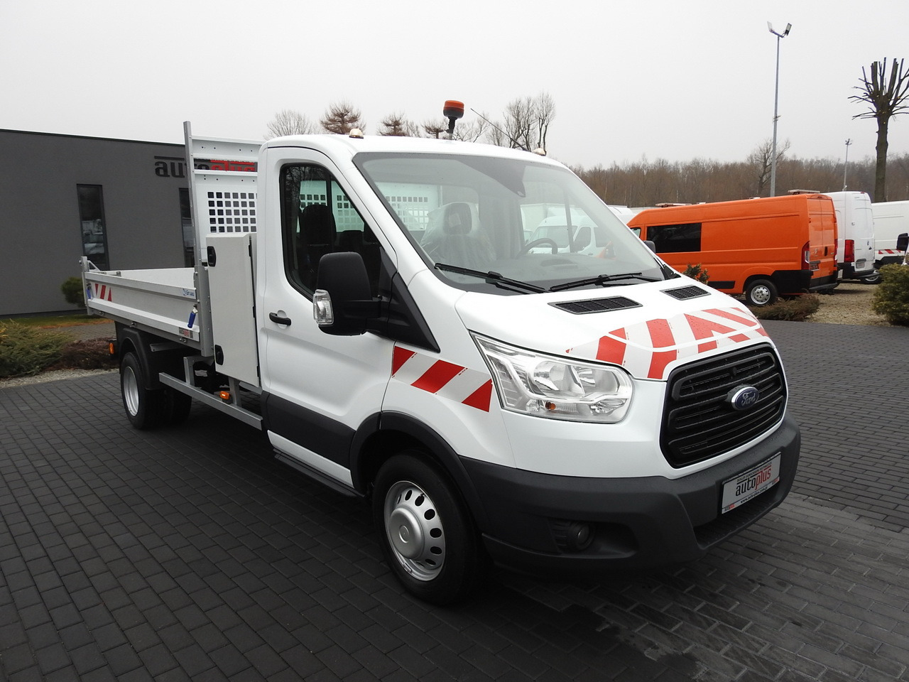 FORD TRANSIT TIPPER CRUISE CONTROL AIR CONDITIONING TWIN WHEELS 170HP - Tipper van: picture 4 FORD TRANSIT TIPPER CRUISE CONTROL AIR CONDITIONING TWIN WHEELS 170HP - Tipper van: picture 4
