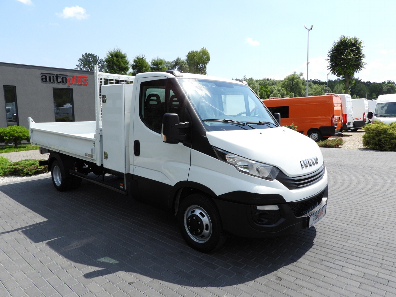 IVECO DAILY 35C15 TIPPER CRUISE CONTROL TWIN WHEELS AIR CONDITIONING 150HP - Tipper van: picture 4 IVECO DAILY 35C15 TIPPER CRUISE CONTROL TWIN WHEELS AIR CONDITIONING 150HP - Tipper van: picture 4