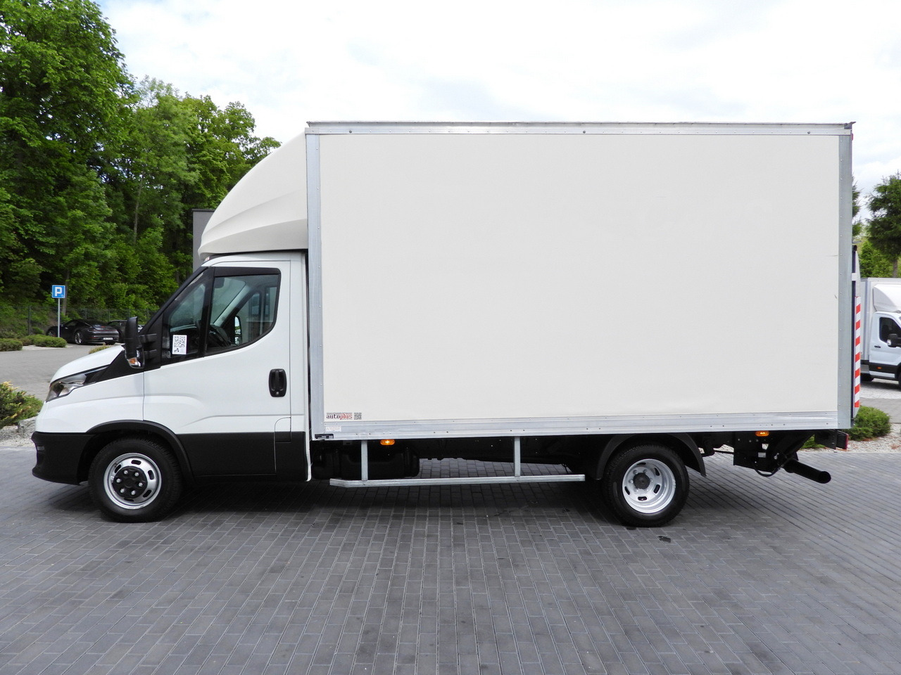 Closed box van IVECO DAILY 35C16 BOX LIFT 8 PALLETS CRUISE CONTROL TWIN WHEELS AIR CONDITIONING  160HP: picture 9