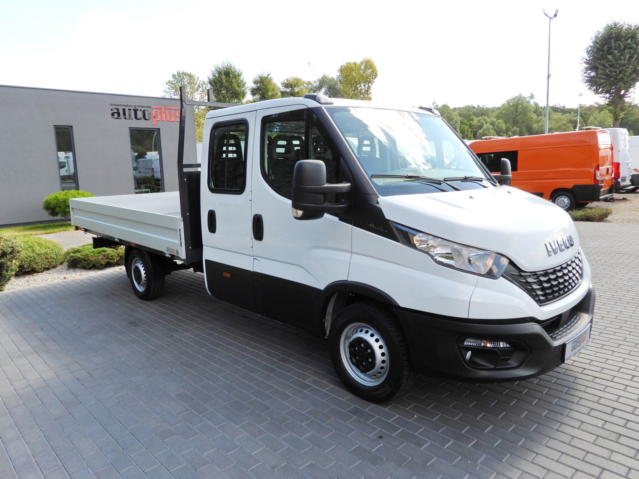 IVECO DAILY 35S14 STAKE BODY DOUBLE CABIN DOKA 7 SEATS CRUISE CONTROL AIR CONDITIONING 135HP - Open body delivery van: picture 4 IVECO DAILY 35S14 STAKE BODY DOUBLE CABIN DOKA 7 SEATS CRUISE CONTROL AIR CONDITIONING 135HP - Open body delivery van: picture 4
