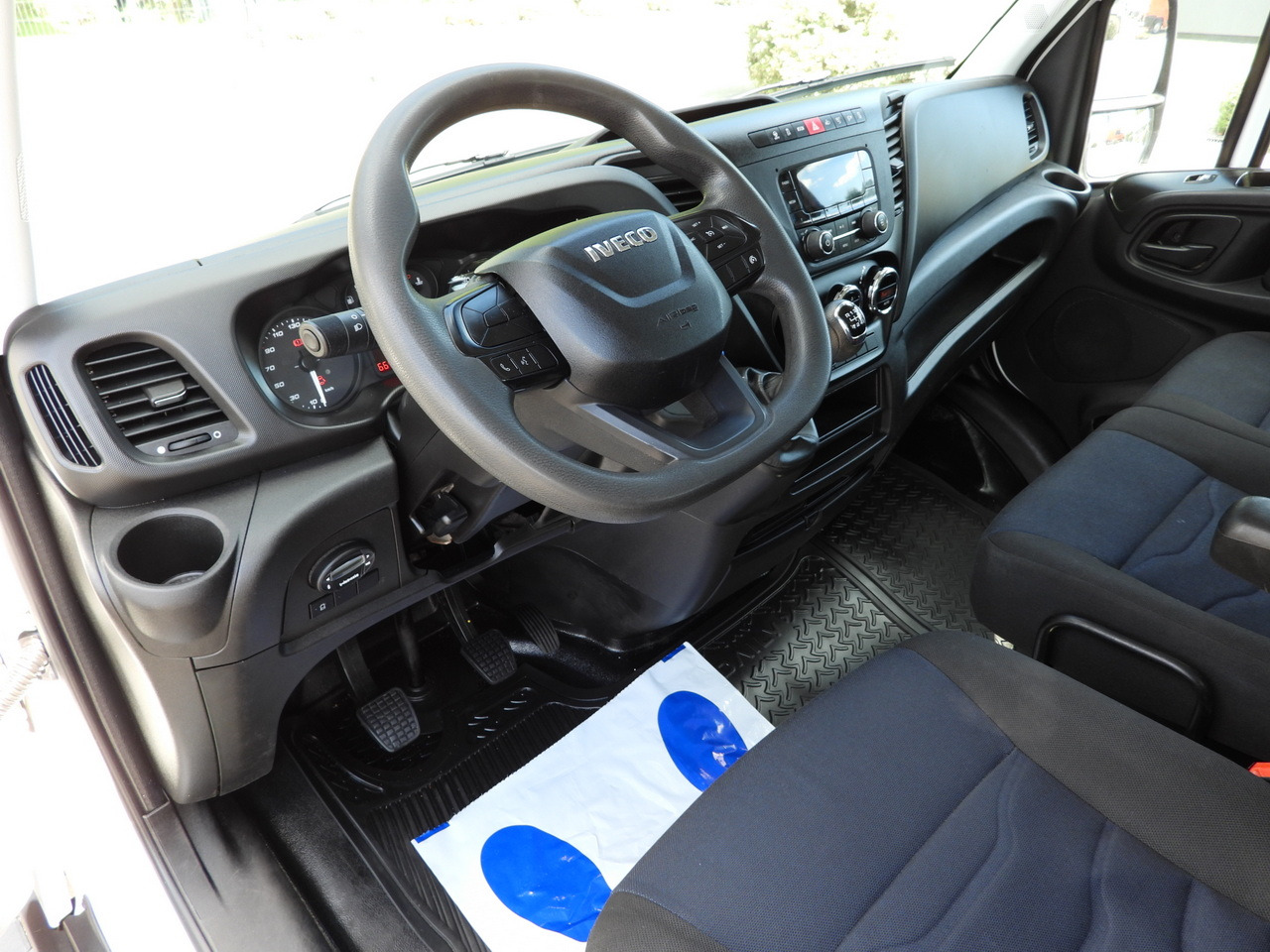 IVECO DAILY 35S14 STAKE BODY DOUBLE CABIN DOKA 7 SEATS CRUISE CONTROL AIR CONDITIONING 135HP - Open body delivery van: picture 2 IVECO DAILY 35S14 STAKE BODY DOUBLE CABIN DOKA 7 SEATS CRUISE CONTROL AIR CONDITIONING 135HP - Open body delivery van: picture 2