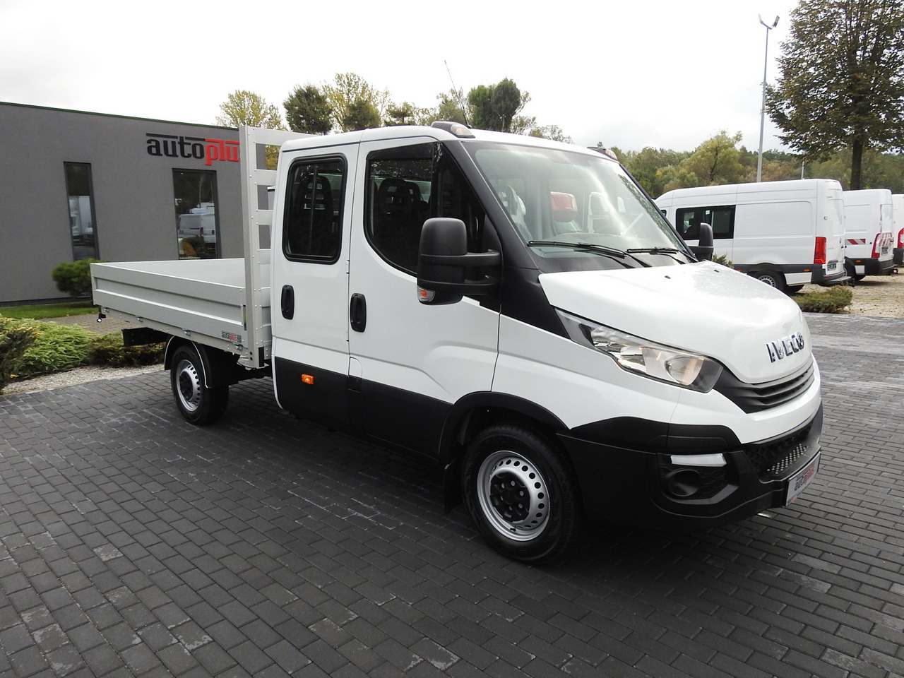 IVECO DAILY 35S15 STAKE BODY DOUBLE CABIN DOKA 7 SEATS AIR CONDITIONING 150HP - Open body delivery van: picture 4 IVECO DAILY 35S15 STAKE BODY DOUBLE CABIN DOKA 7 SEATS AIR CONDITIONING 150HP - Open body delivery van: picture 4