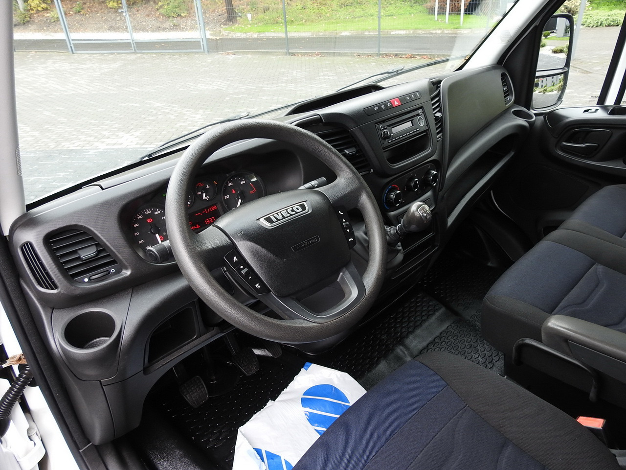 IVECO DAILY 35S15 STAKE BODY DOUBLE CABIN DOKA 7 SEATS AIR CONDITIONING 150HP - Open body delivery van: picture 2 IVECO DAILY 35S15 STAKE BODY DOUBLE CABIN DOKA 7 SEATS AIR CONDITIONING 150HP - Open body delivery van: picture 2