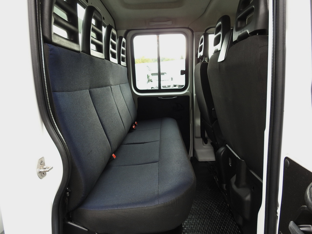 Combi van IVECO DAILY 35S15 STAKE BODY DOUBLE CABIN DOKA 7 SEATS AIR CONDITIONING  150HP: picture 41 Combi van IVECO DAILY 35S15 STAKE BODY DOUBLE CABIN DOKA 7 SEATS AIR CONDITIONING  150HP: picture 41