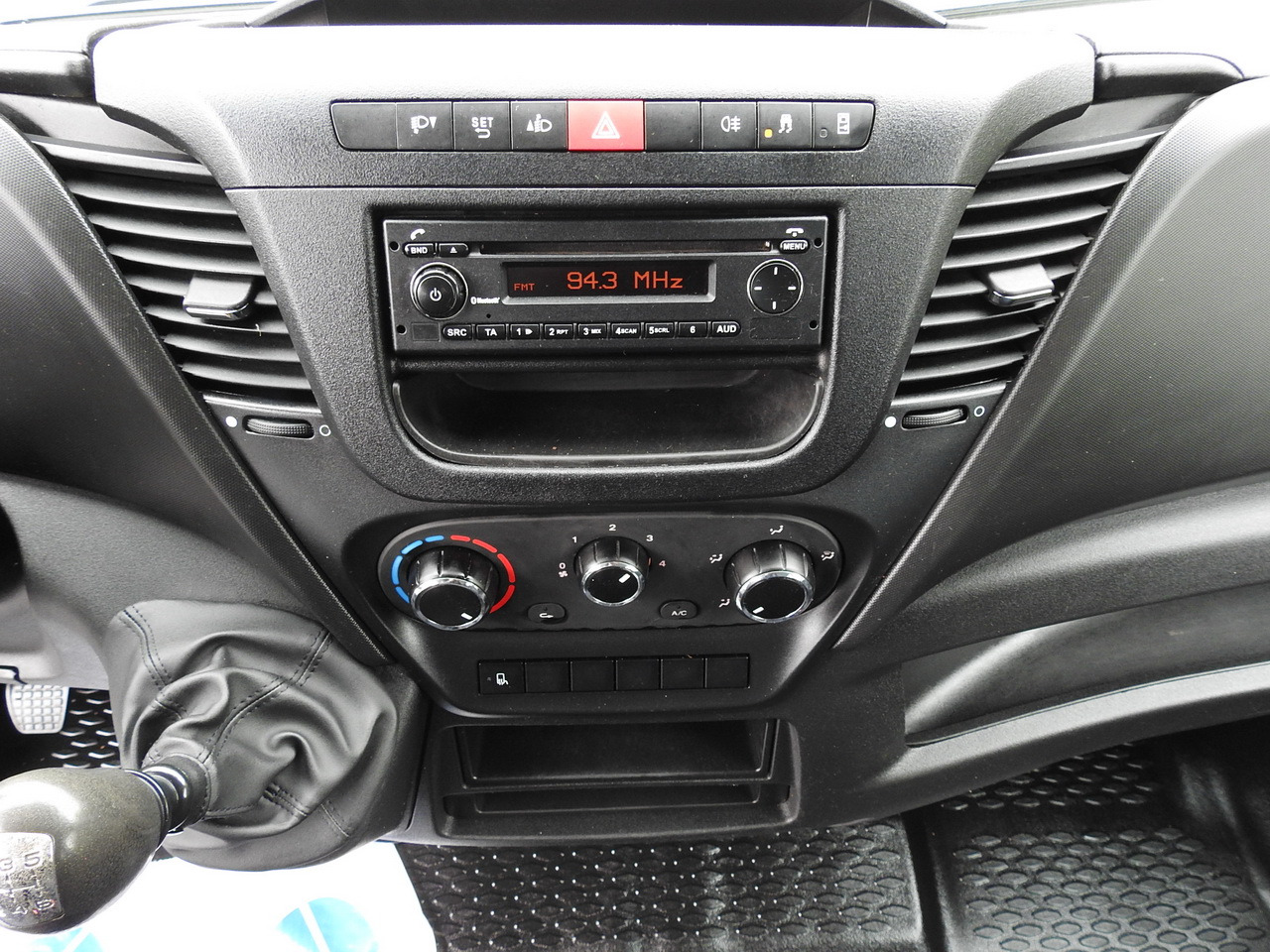 Combi van IVECO DAILY 35S15 STAKE BODY DOUBLE CABIN DOKA 7 SEATS AIR CONDITIONING  150HP: picture 33 Combi van IVECO DAILY 35S15 STAKE BODY DOUBLE CABIN DOKA 7 SEATS AIR CONDITIONING  150HP: picture 33