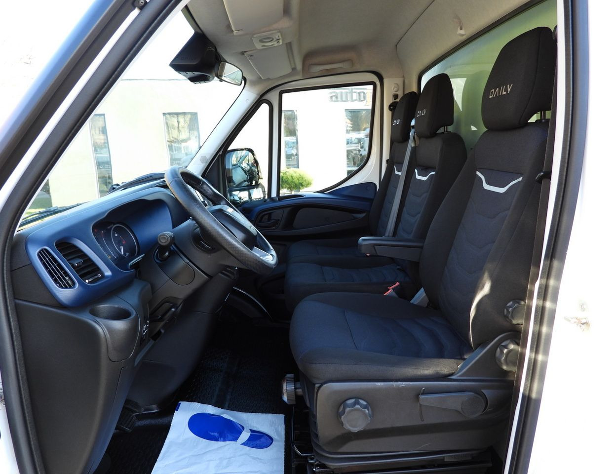 Closed box van IVECO DAILY 35S16 LIFT 8 PALLETS CRUISE CONTROL LED LIGHTS AUTOMATIC TRANSMISSION HI-MATIC AIR CONDITIONING 160HP: picture 27 Closed box van IVECO DAILY 35S16 LIFT 8 PALLETS CRUISE CONTROL LED LIGHTS AUTOMATIC TRANSMISSION HI-MATIC AIR CONDITIONING 160HP: picture 27
