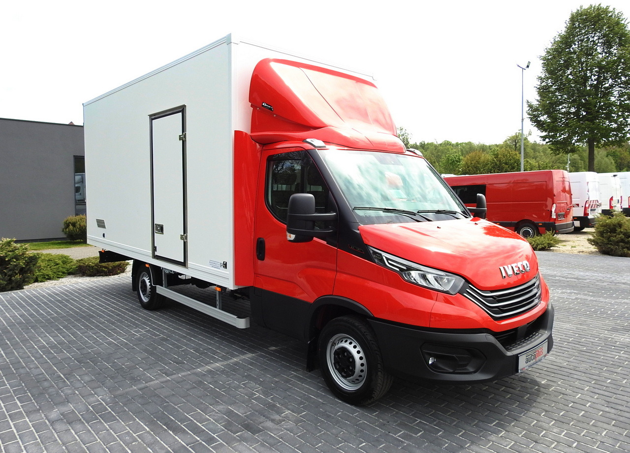 IVECO DAILY 35S18 NEW BOX 10 PALLETS CRUISE CONTROL NAVIGATION AIR CONDITIONING LED LIGHTS GUARANTEE 180HP - Closed box van: picture 4 IVECO DAILY 35S18 NEW BOX 10 PALLETS CRUISE CONTROL NAVIGATION AIR CONDITIONING LED LIGHTS GUARANTEE 180HP - Closed box van: picture 4