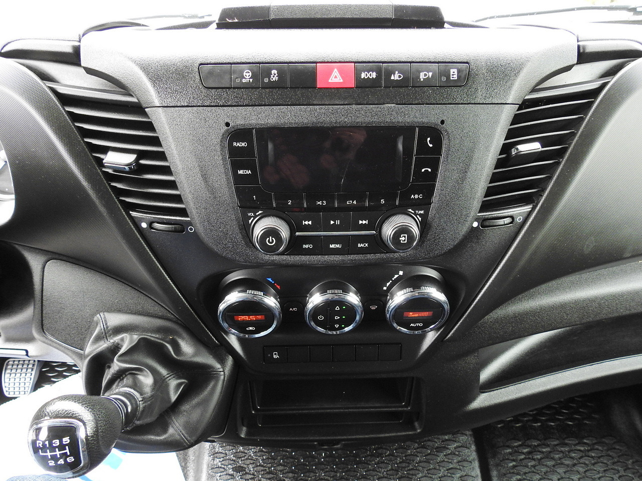 Curtain side van IVECO DAILY 35S18 TARPAULIN 10 PALLETS WEBASTO CRUISE CONTROL AIR CONDITIONING 180HP: picture 37 Curtain side van IVECO DAILY 35S18 TARPAULIN 10 PALLETS WEBASTO CRUISE CONTROL AIR CONDITIONING 180HP: picture 37