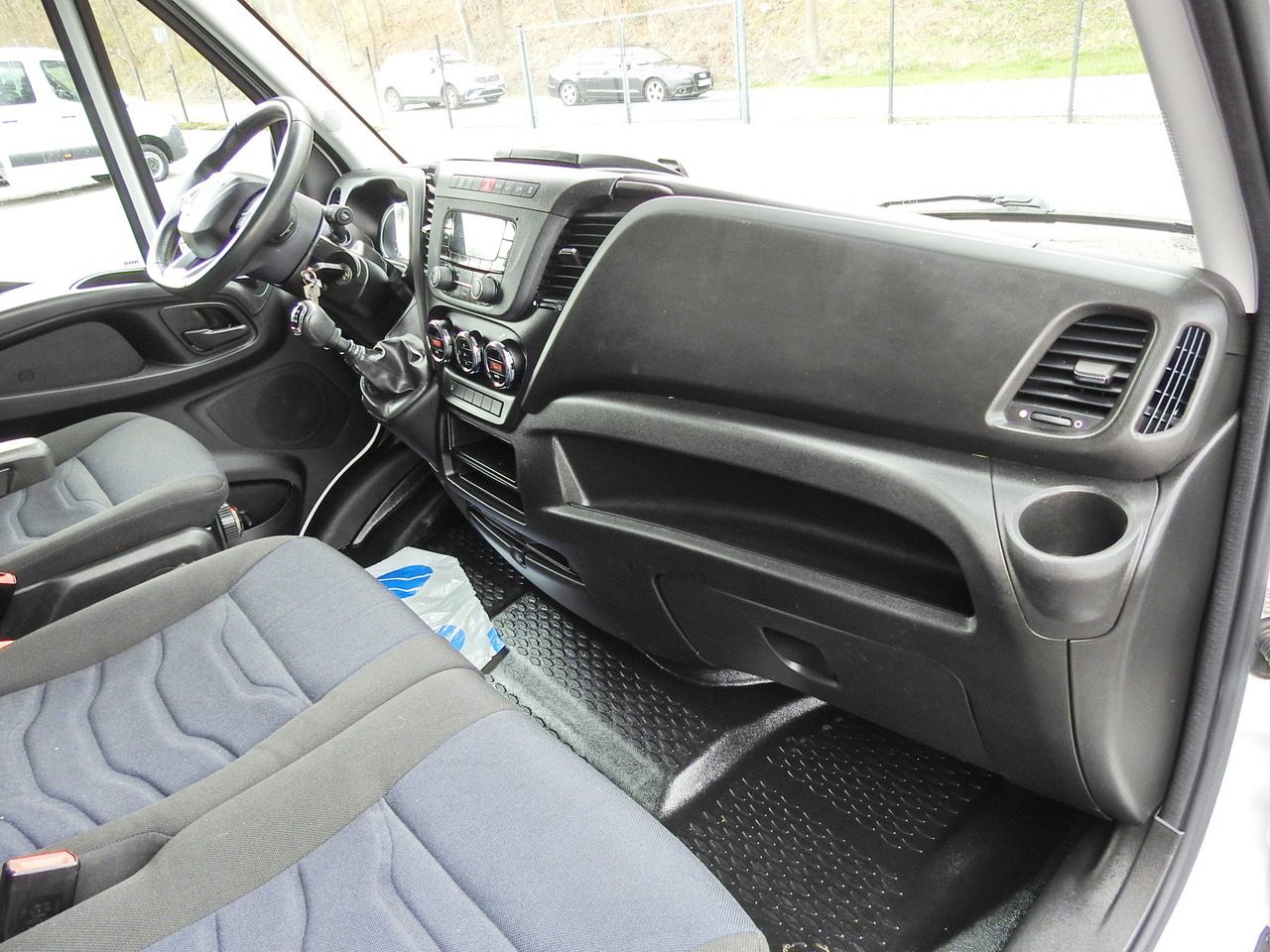 Curtain side van IVECO DAILY 35S18 TARPAULIN 10 PALLETS WEBASTO CRUISE CONTROL AIR CONDITIONING 180HP: picture 44 Curtain side van IVECO DAILY 35S18 TARPAULIN 10 PALLETS WEBASTO CRUISE CONTROL AIR CONDITIONING 180HP: picture 44