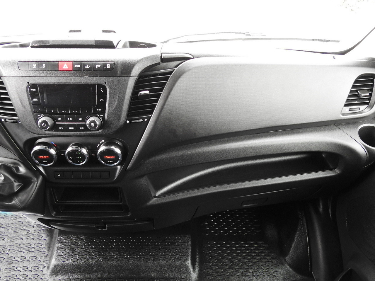 Curtain side van IVECO DAILY 35S18 TARPAULIN 10 PALLETS WEBASTO CRUISE CONTROL AIR CONDITIONING 180HP: picture 36 Curtain side van IVECO DAILY 35S18 TARPAULIN 10 PALLETS WEBASTO CRUISE CONTROL AIR CONDITIONING 180HP: picture 36