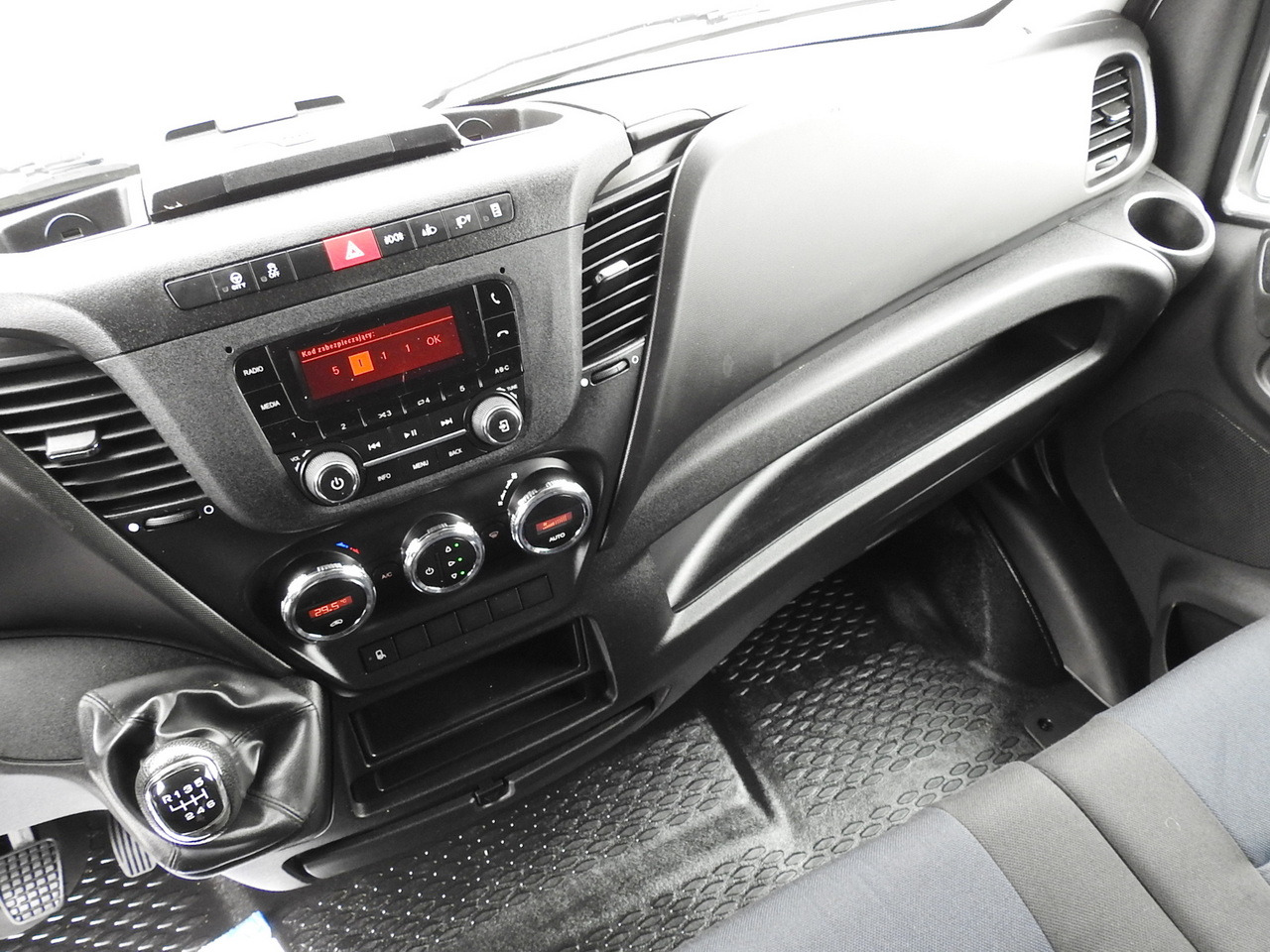 Curtain side van IVECO DAILY 35S18 TARPAULIN 10 PALLETS WEBASTO CRUISE CONTROL AIR CONDITIONING 180HP: picture 35 Curtain side van IVECO DAILY 35S18 TARPAULIN 10 PALLETS WEBASTO CRUISE CONTROL AIR CONDITIONING 180HP: picture 35