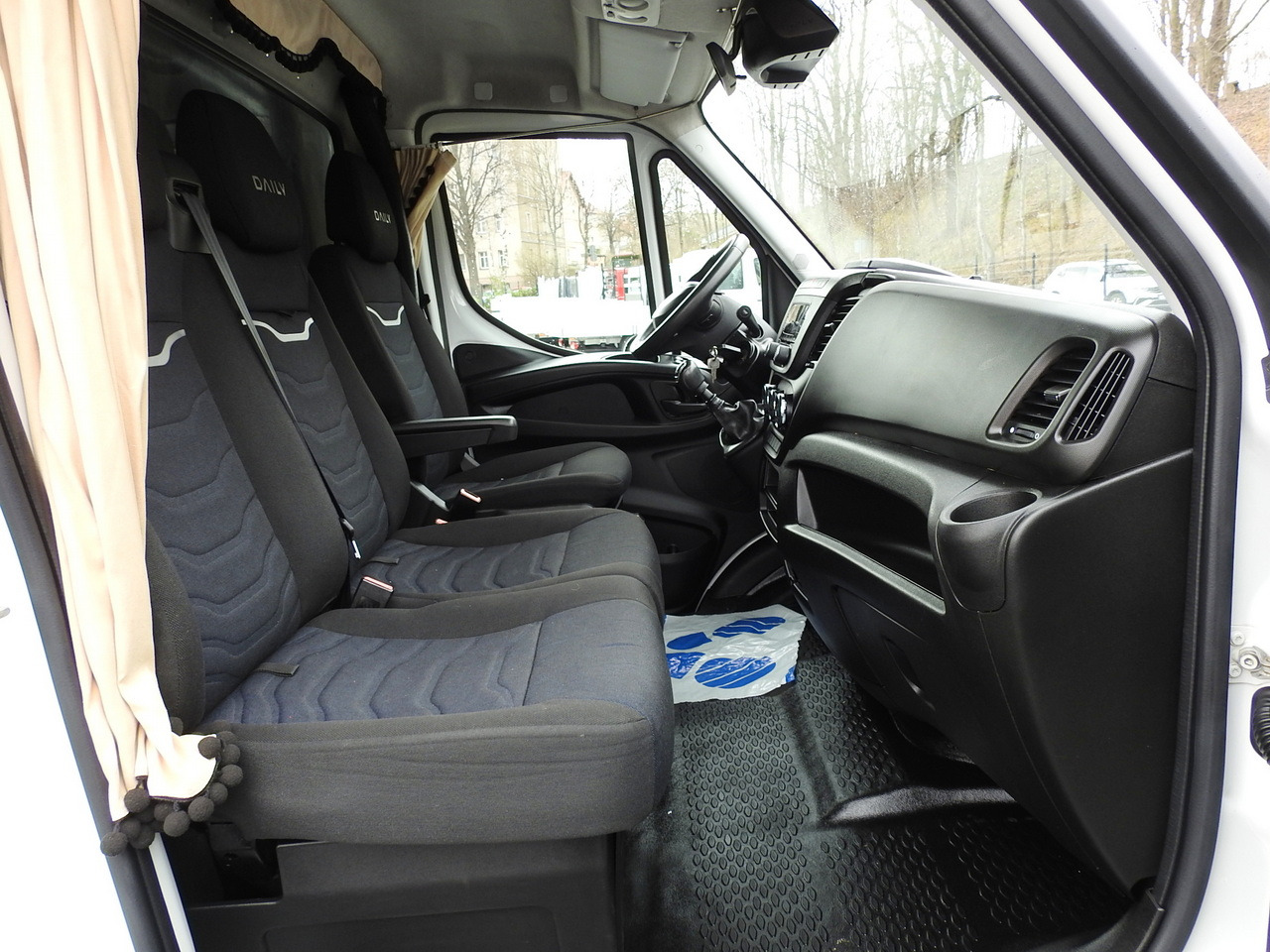 Curtain side van IVECO DAILY 35S18 TARPAULIN 10 PALLETS WEBASTO CRUISE CONTROL AIR CONDITIONING 180HP: picture 42 Curtain side van IVECO DAILY 35S18 TARPAULIN 10 PALLETS WEBASTO CRUISE CONTROL AIR CONDITIONING 180HP: picture 42