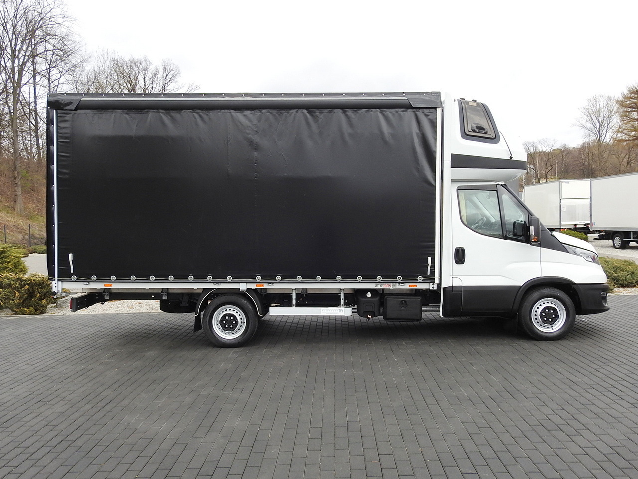 Curtain side van IVECO DAILY 35S18 TARPAULIN 10 PALLETS WEBASTO CRUISE CONTROL AIR CONDITIONING 180HP: picture 7 Curtain side van IVECO DAILY 35S18 TARPAULIN 10 PALLETS WEBASTO CRUISE CONTROL AIR CONDITIONING 180HP: picture 7