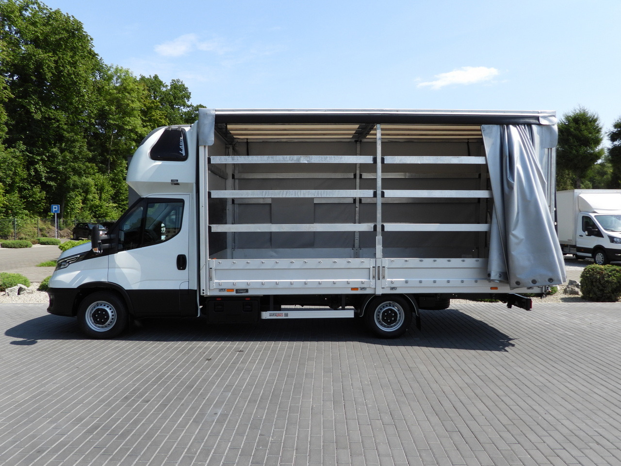 Curtain side van IVECO DAILY 35S18 TARPAULIN 10 PALLETS WEBASTO CRUISE CONTROL LED LIGHTS PNEUMATICS AIR CONDITIONING 180HP: picture 8 Curtain side van IVECO DAILY 35S18 TARPAULIN 10 PALLETS WEBASTO CRUISE CONTROL LED LIGHTS PNEUMATICS AIR CONDITIONING 180HP: picture 8