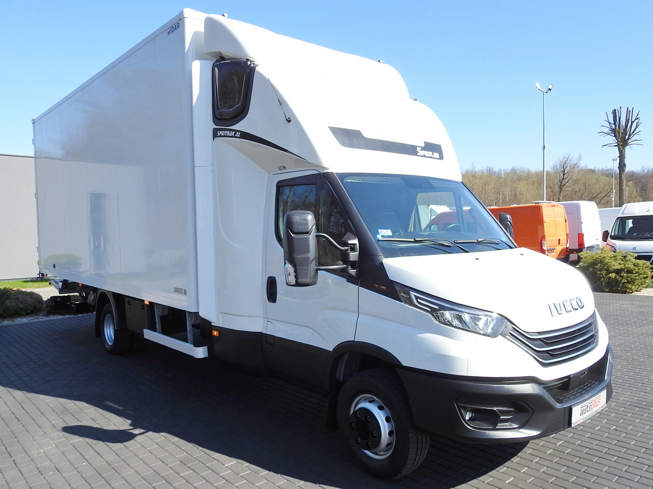 IVECO DAILY 70C18 BOX LIFT 14 PALLETS WEBASTO CRUISE CONTROL NAVIGATION LED LIGHTS TWIN WHEELS AIR CONDITIONING  180HP - Closed box van: picture 4 IVECO DAILY 70C18 BOX LIFT 14 PALLETS WEBASTO CRUISE CONTROL NAVIGATION LED LIGHTS TWIN WHEELS AIR CONDITIONING  180HP - Closed box van: picture 4
