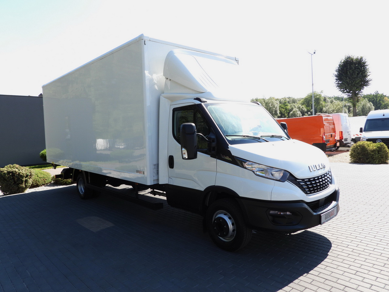 IVECO DAILY 72C18 LIFT 14 PALLETS CRUISE CONTROL PNEUMATICS AUTOMATIC TRANSMISSION HI-MATIC TWIN WHEELS AIR CONDITIONING  180HP - Closed box van: picture 4 IVECO DAILY 72C18 LIFT 14 PALLETS CRUISE CONTROL PNEUMATICS AUTOMATIC TRANSMISSION HI-MATIC TWIN WHEELS AIR CONDITIONING  180HP - Closed box van: picture 4