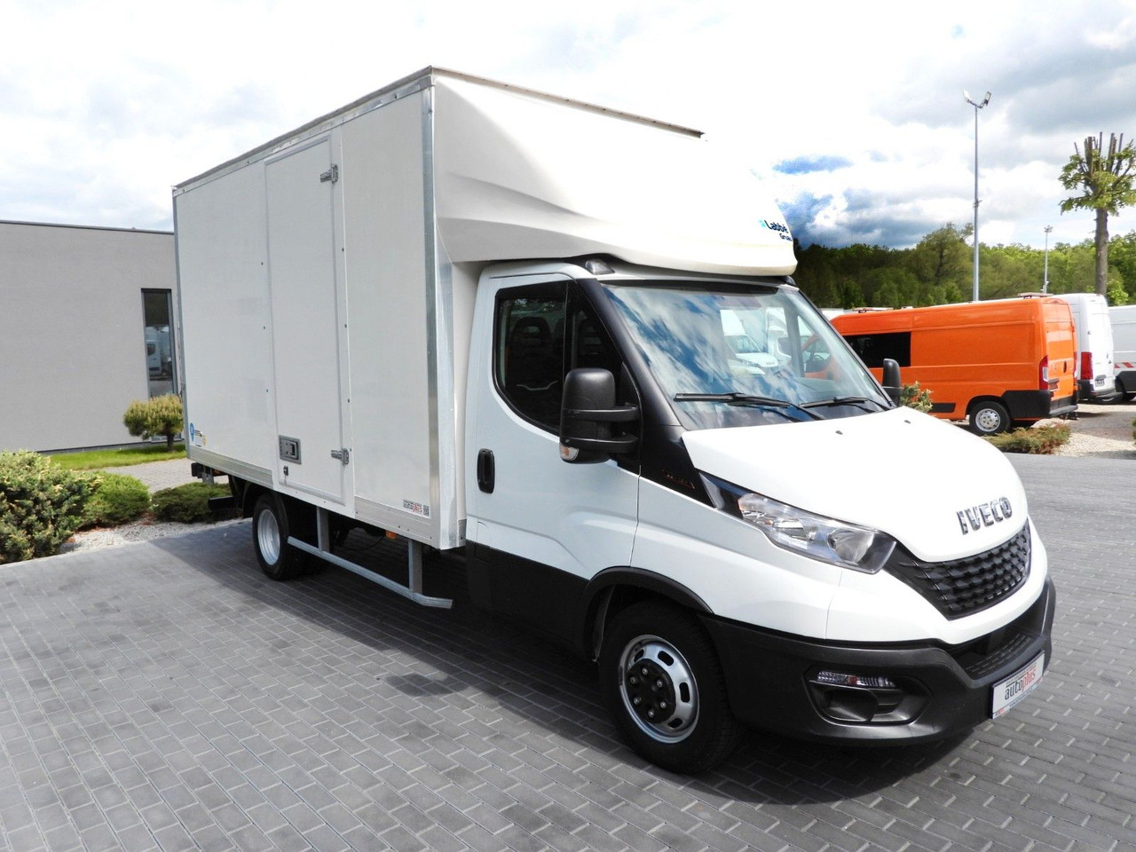 Iveco DAILY 35C16 KOFFER AUFZUG 8 PALETTEN TEMPOMAT Iveco DAILY 35C16 KOFFER AUFZUG 8 PALETTEN TEMPOMAT - Closed box van: picture 4 Iveco DAILY 35C16 KOFFER AUFZUG 8 PALETTEN TEMPOMAT Iveco DAILY 35C16 KOFFER AUFZUG 8 PALETTEN TEMPOMAT - Closed box van: picture 4