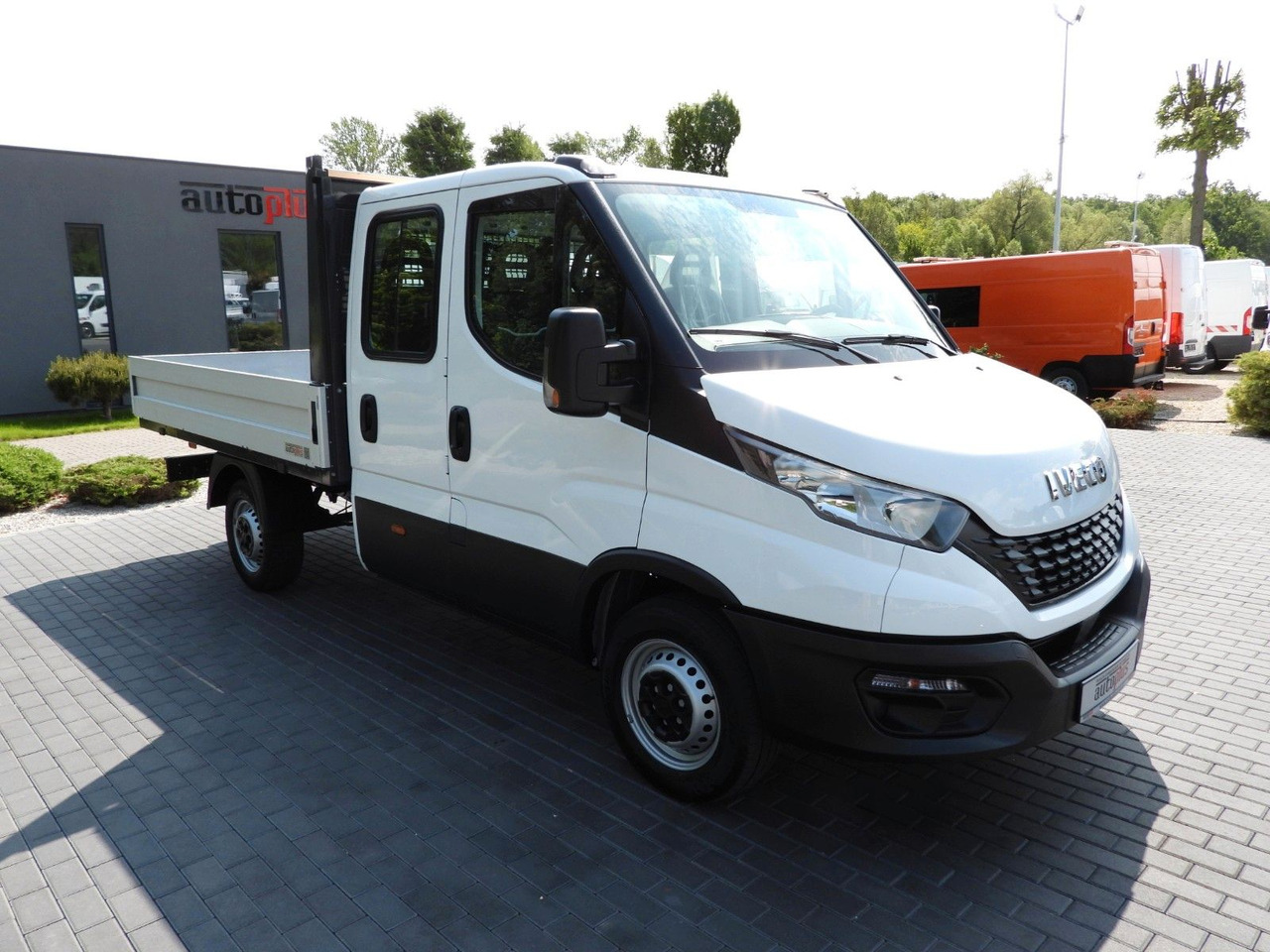 Iveco DAILY 35S12 PRITSCHE DOPPELKABINE DOKA 7 SITZE - Open body delivery van, Combi van: picture 4 Iveco DAILY 35S12 PRITSCHE DOPPELKABINE DOKA 7 SITZE - Open body delivery van, Combi van: picture 4