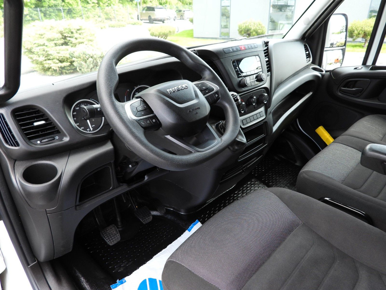 Iveco DAILY 35S18 PRITSCHE PLANE 10 PALETTEN TEMPOMAT - Curtain side van: picture 2 Iveco DAILY 35S18 PRITSCHE PLANE 10 PALETTEN TEMPOMAT - Curtain side van: picture 2
