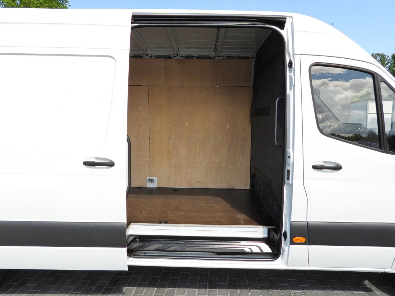 MERCEDES SPRINTER 316 VAN AIR CONDITIONING 165HP leasing MERCEDES SPRINTER 316 VAN AIR CONDITIONING 165HP: picture 23 MERCEDES SPRINTER 316 VAN AIR CONDITIONING 165HP leasing MERCEDES SPRINTER 316 VAN AIR CONDITIONING 165HP: picture 23