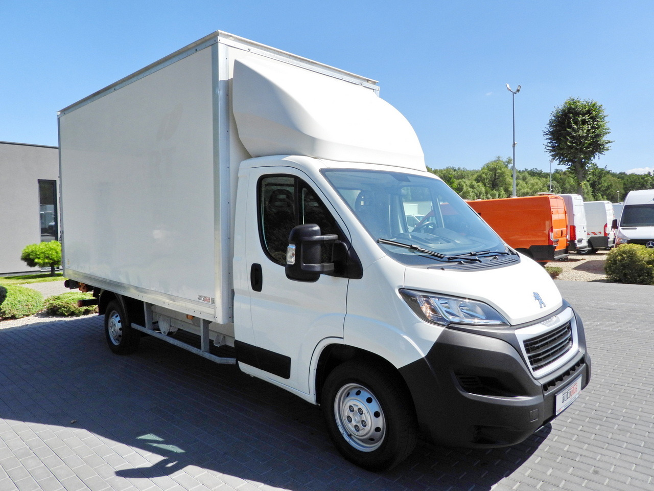 PEUGEOT BOXER BOX LIFT 8 PALLETS CRUISE CONTROL AIR CONDITIONING 130HP - Refrigerated delivery van: picture 4 PEUGEOT BOXER BOX LIFT 8 PALLETS CRUISE CONTROL AIR CONDITIONING 130HP - Refrigerated delivery van: picture 4