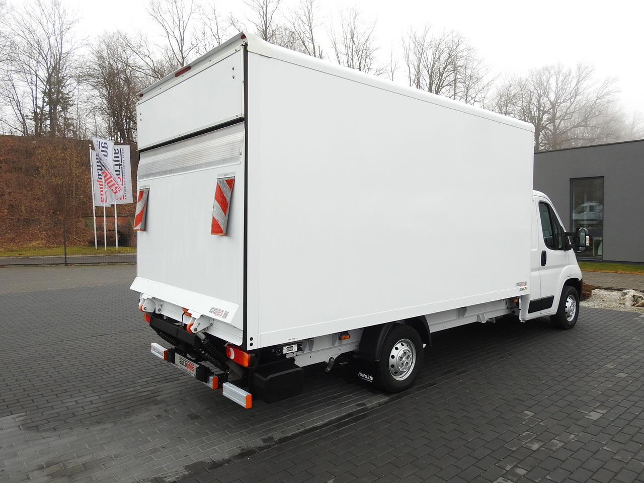 PEUGEOT BOXER BOX LIFT 8 PALLETS CRUISE CONTROL AIR CONDITIONING 140HP - Closed box van: picture 3 PEUGEOT BOXER BOX LIFT 8 PALLETS CRUISE CONTROL AIR CONDITIONING 140HP - Closed box van: picture 3