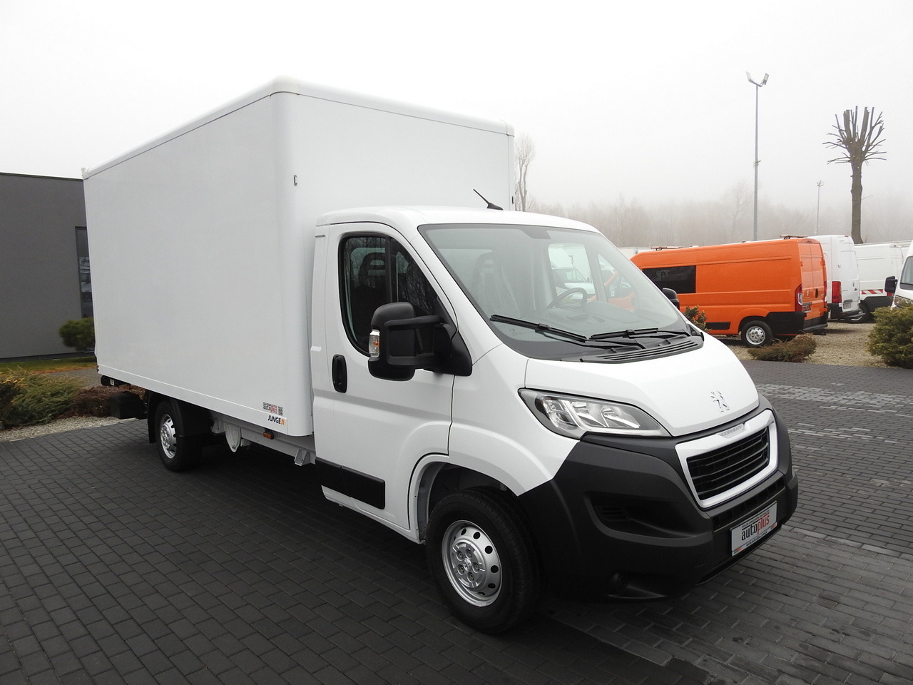 PEUGEOT BOXER BOX LIFT 8 PALLETS CRUISE CONTROL AIR CONDITIONING 140HP - Closed box van: picture 4 PEUGEOT BOXER BOX LIFT 8 PALLETS CRUISE CONTROL AIR CONDITIONING 140HP - Closed box van: picture 4