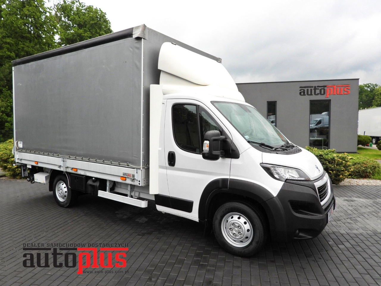 Peugeot BOXER PRITSCHE PLANE AUFZUG 8 PALETTEN TEMPOMAT - Curtain side van: picture 1 Peugeot BOXER PRITSCHE PLANE AUFZUG 8 PALETTEN TEMPOMAT - Curtain side van: picture 1