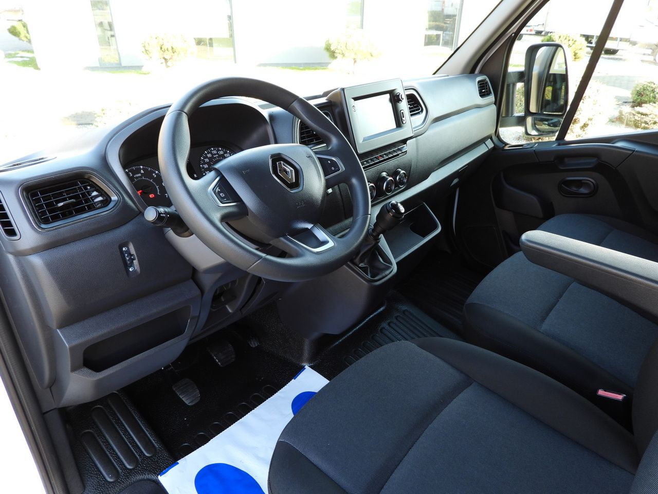 RENAULT MASTER BOX LIFT 8 PALLETS CRUISE CONTROL LED LIGHTS AIR CONDITIONING 145HP - Closed box van: picture 2 RENAULT MASTER BOX LIFT 8 PALLETS CRUISE CONTROL LED LIGHTS AIR CONDITIONING 145HP - Closed box van: picture 2