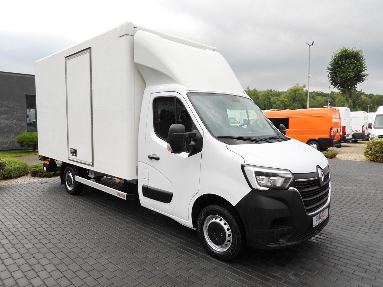 RENAULT MASTER BOX LIFT 8 PALLETS CRUISE CONTROL LED LIGHTS AIR CONDITIONING  145HP - Closed box van: picture 4 RENAULT MASTER BOX LIFT 8 PALLETS CRUISE CONTROL LED LIGHTS AIR CONDITIONING  145HP - Closed box van: picture 4